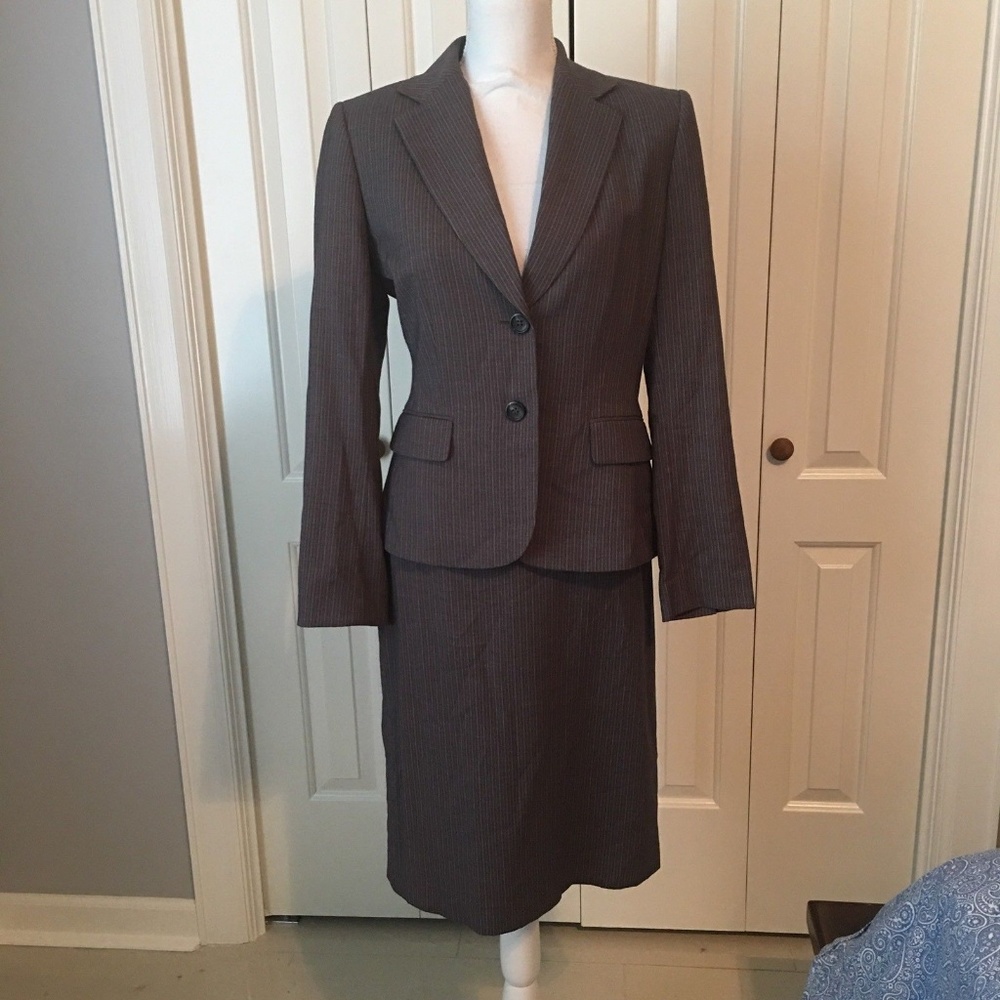 Tahari Arthur S Levine Skirt Suit Size 6 Gray NEW